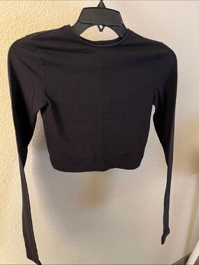 Black Long-Sleeve Crop Top